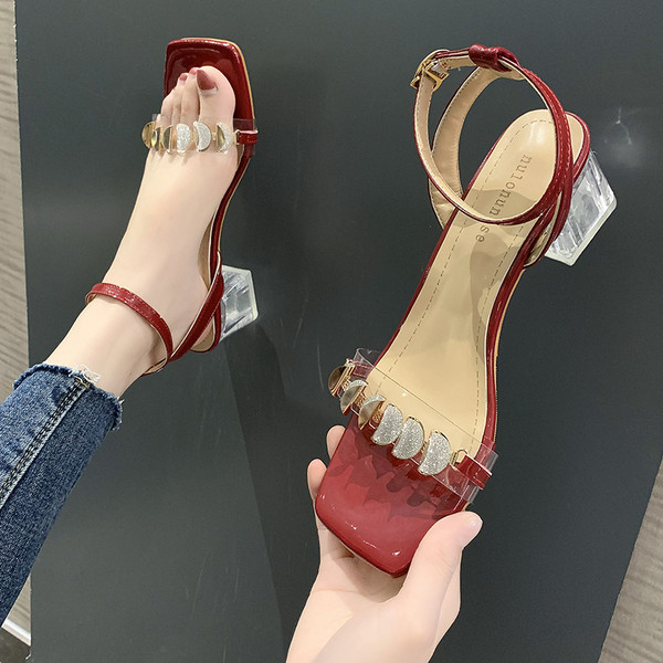 Modernas sieviešu sandales ar biezu papēdi un siksnu