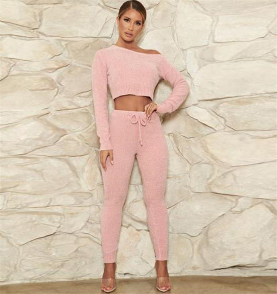 Naiste kootud komplekt lühikesest topist ja pikkadest pükstest