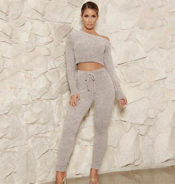 Naiste kootud komplekt lühikesest topist ja pikkadest pükstest