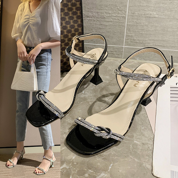 Modern női szandál vékony sarokkal és kövekkel