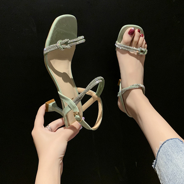 Modern női szandál vékony sarokkal és kövekkel