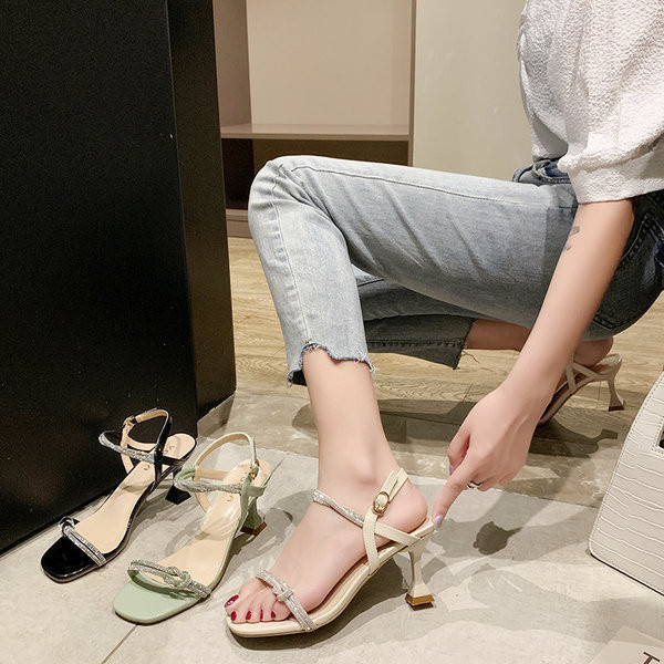 Modern női szandál vékony sarokkal és kövekkel