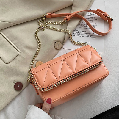 Sieviešu ādas soma ar garu metāla rokturi