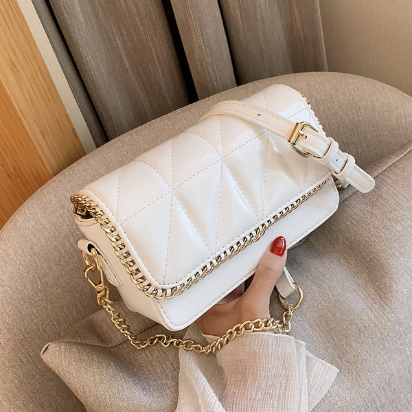 Sieviešu ādas soma ar garu metāla rokturi