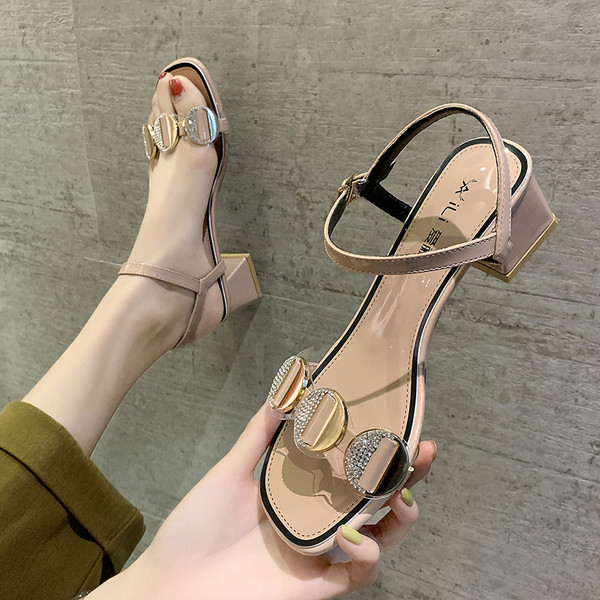 Sieviešu sandales ar biezu papēdi un ādas aizdari