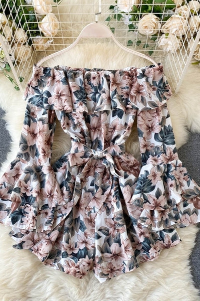 Īss sieviešu kombinezons ar ziedu rakstu un atkailinātiem pleciem