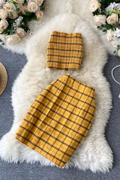 Moteriškas languotas sijono rinkinys aukštu juosmeniu ir krūtine geltonos spalvos