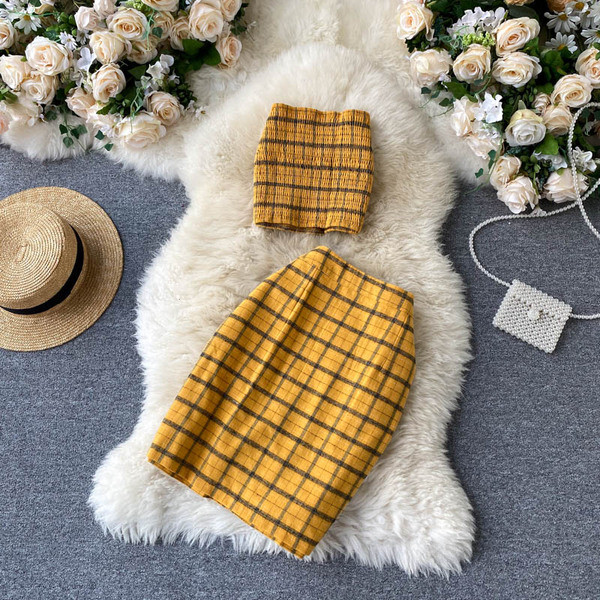 Moteriškas languotas sijono rinkinys aukštu juosmeniu ir krūtine geltonos spalvos