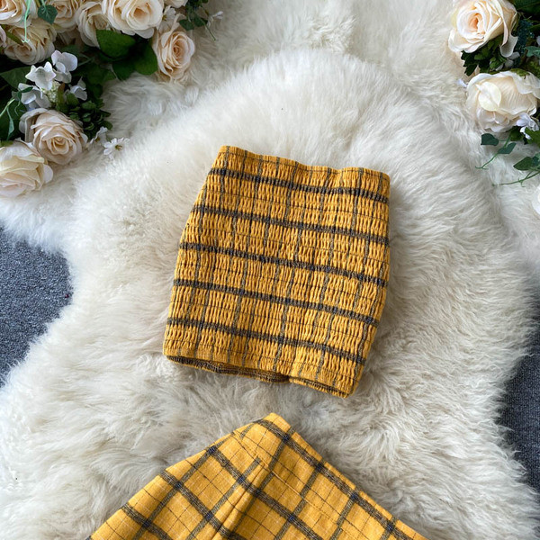 Moteriškas languotas sijono rinkinys aukštu juosmeniu ir krūtine geltonos spalvos