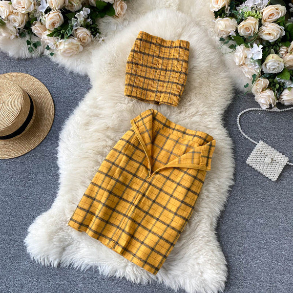 Moteriškas languotas sijono rinkinys aukštu juosmeniu ir krūtine geltonos spalvos