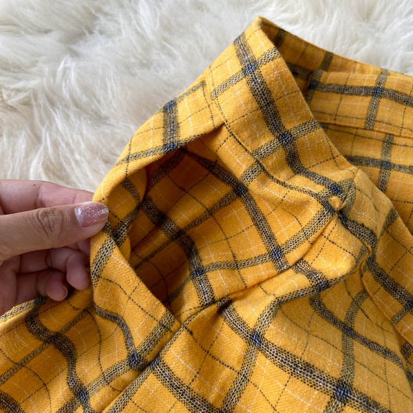 Moteriškas languotas sijono rinkinys aukštu juosmeniu ir krūtine geltonos spalvos