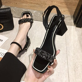 Modernas sieviešu sandales ar spīdīgu efektu un biezu papēdi melnā krāsā