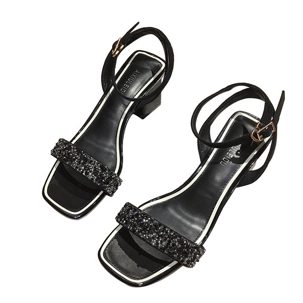 Modernas sieviešu sandales ar spīdīgu efektu un biezu papēdi melnā krāsā