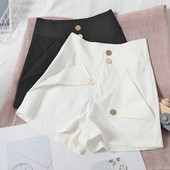 Sieviešu šorti ar metāla elementu un kabatām