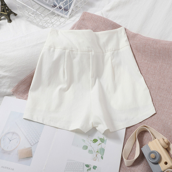 Sieviešu šorti ar metāla elementu un kabatām