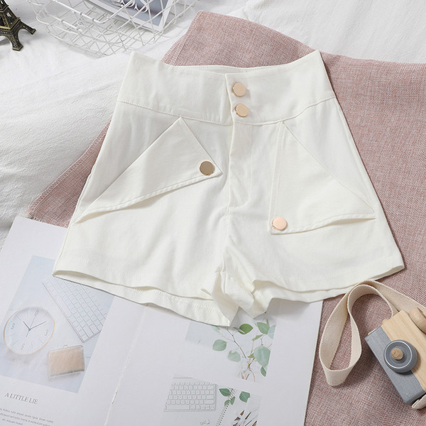 Sieviešu šorti ar metāla elementu un kabatām