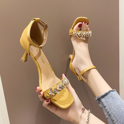 Moodsad naiste sandaalid kividega ökonahast