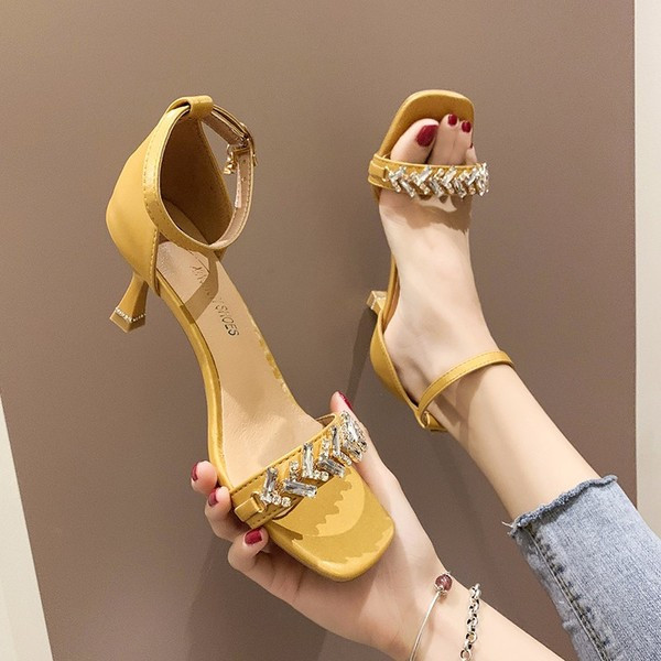 Moodsad naiste sandaalid kividega ökonahast