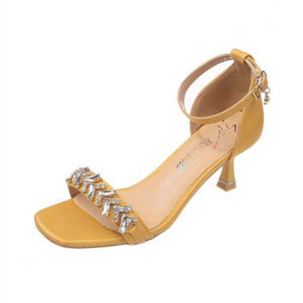 Moodsad naiste sandaalid kividega ökonahast