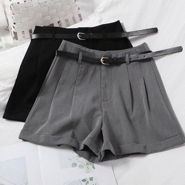 Sieviešu šorti ar augstu vidukli un jostu