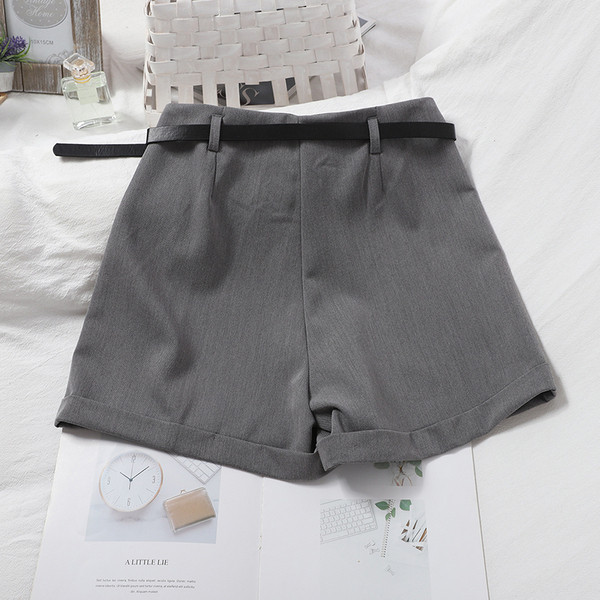 Sieviešu šorti ar augstu vidukli un jostu