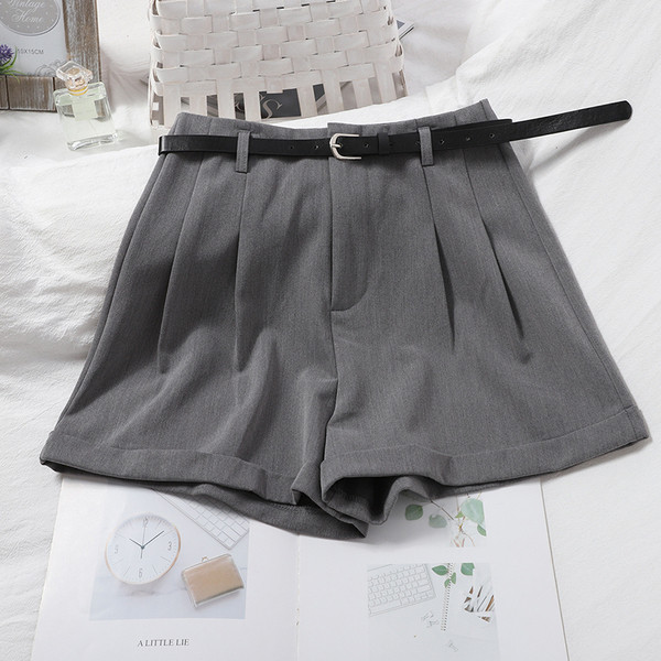 Sieviešu šorti ar augstu vidukli un jostu