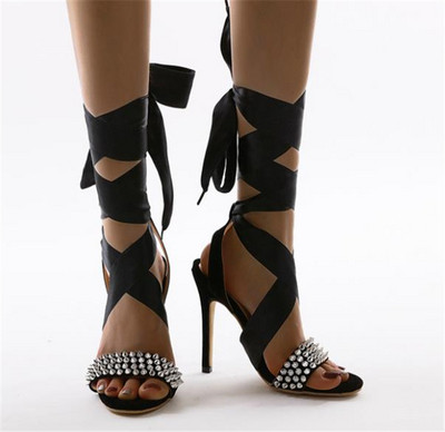 Női szandál magassarkúval és fém elemekkel