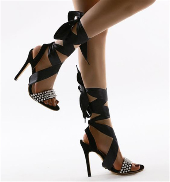 Női szandál magassarkúval és fém elemekkel