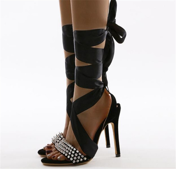 Női szandál magassarkúval és fém elemekkel