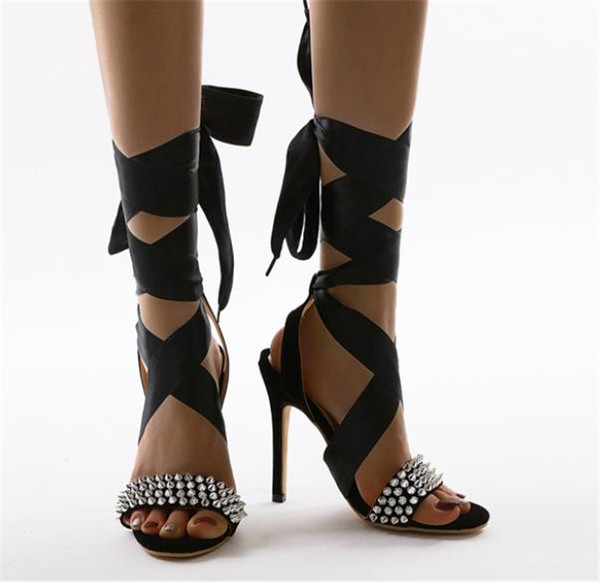 Női szandál magassarkúval és fém elemekkel