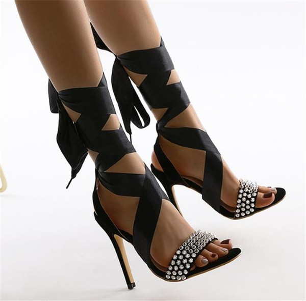 Női szandál magassarkúval és fém elemekkel