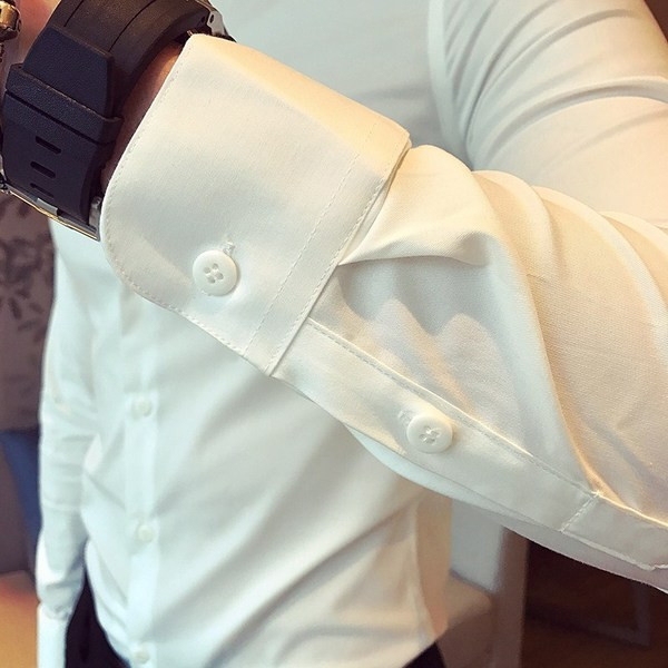 Formāls vīriešu krekls ar klasisku apkakli un garām piedurknēm