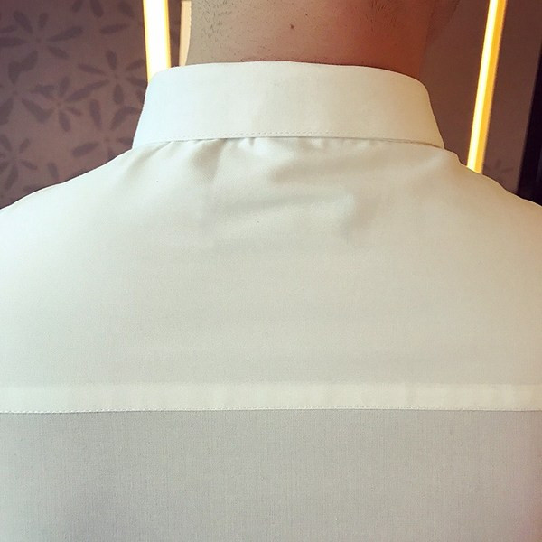 Formāls vīriešu krekls ar klasisku apkakli un garām piedurknēm