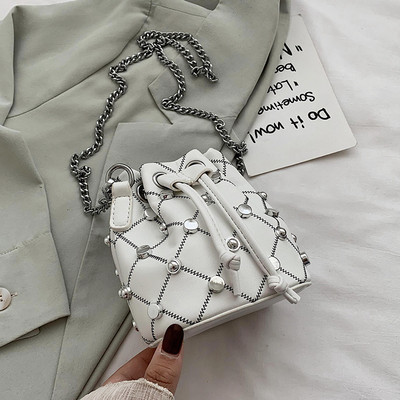 Modern női táska fém elemmel, hosszú fogantyúval, fémlánccal