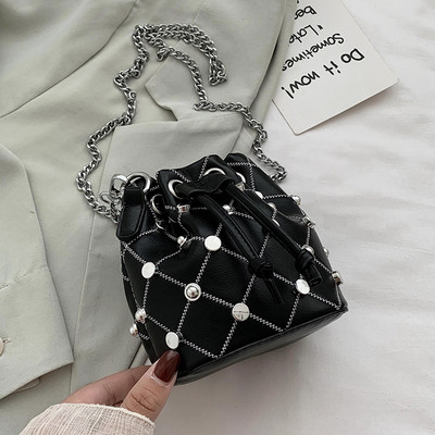 Modern női táska fém elemmel, hosszú fogantyúval, fémlánccal