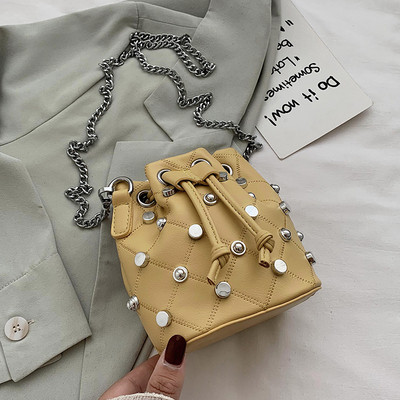 Modern női táska fém elemmel, hosszú fogantyúval, fémlánccal