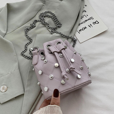 Modern női táska fém elemmel, hosszú fogantyúval, fémlánccal