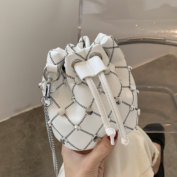 Modern női táska fém elemmel, hosszú fogantyúval, fémlánccal