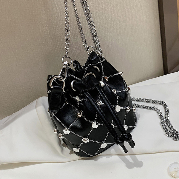 Modern női táska fém elemmel, hosszú fogantyúval, fémlánccal