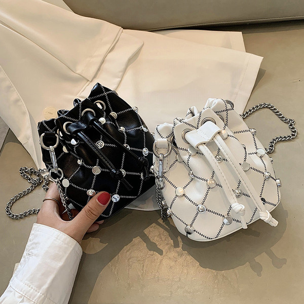 Modern női táska fém elemmel, hosszú fogantyúval, fémlánccal