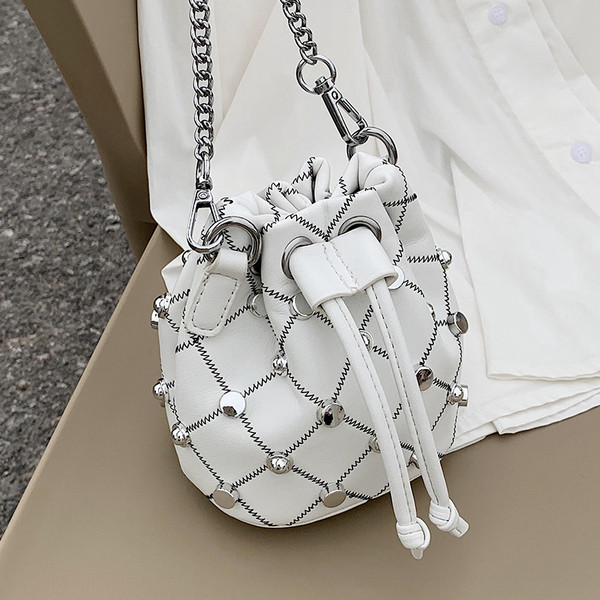 Modern női táska fém elemmel, hosszú fogantyúval, fémlánccal