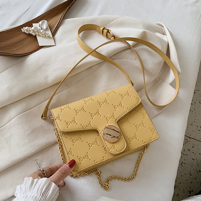 Moderna sieviešu soma ar metāla aizdari