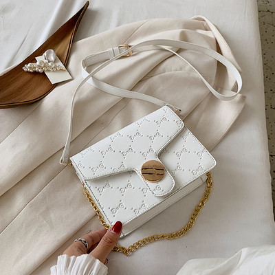 Moderna sieviešu soma ar metāla aizdari