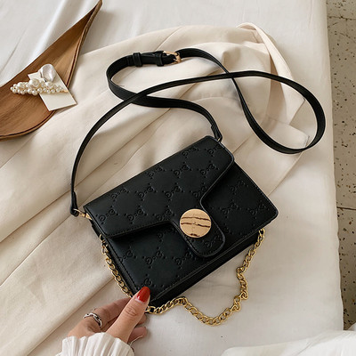 Moderna sieviešu soma ar metāla aizdari