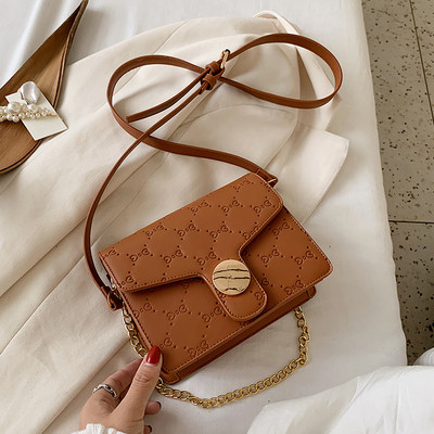 Moderna sieviešu soma ar metāla aizdari