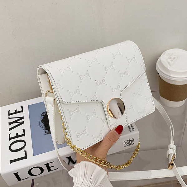 Moderna sieviešu soma ar metāla aizdari