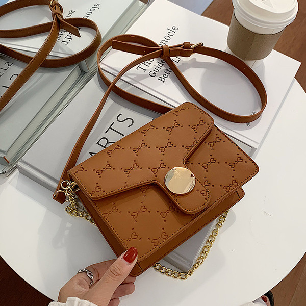 Moderna sieviešu soma ar metāla aizdari