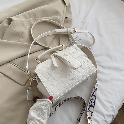 Moderna sieviešu soma ar rāvējslēdzēju un diviem rokturiem