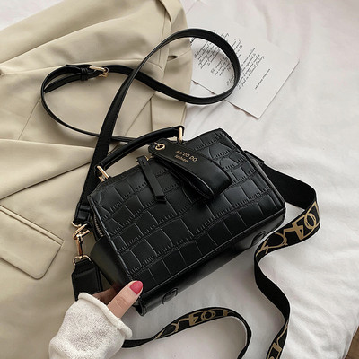 Moderna sieviešu soma ar rāvējslēdzēju un diviem rokturiem