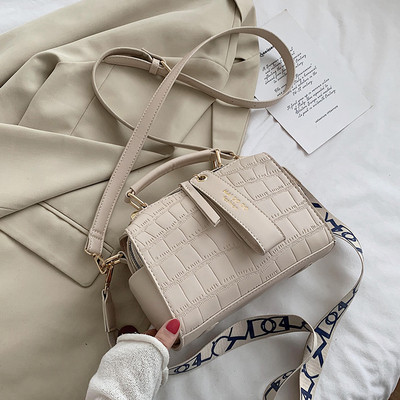 Moderna sieviešu soma ar rāvējslēdzēju un diviem rokturiem